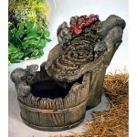 Fontanna wiadro z wiewiórkami