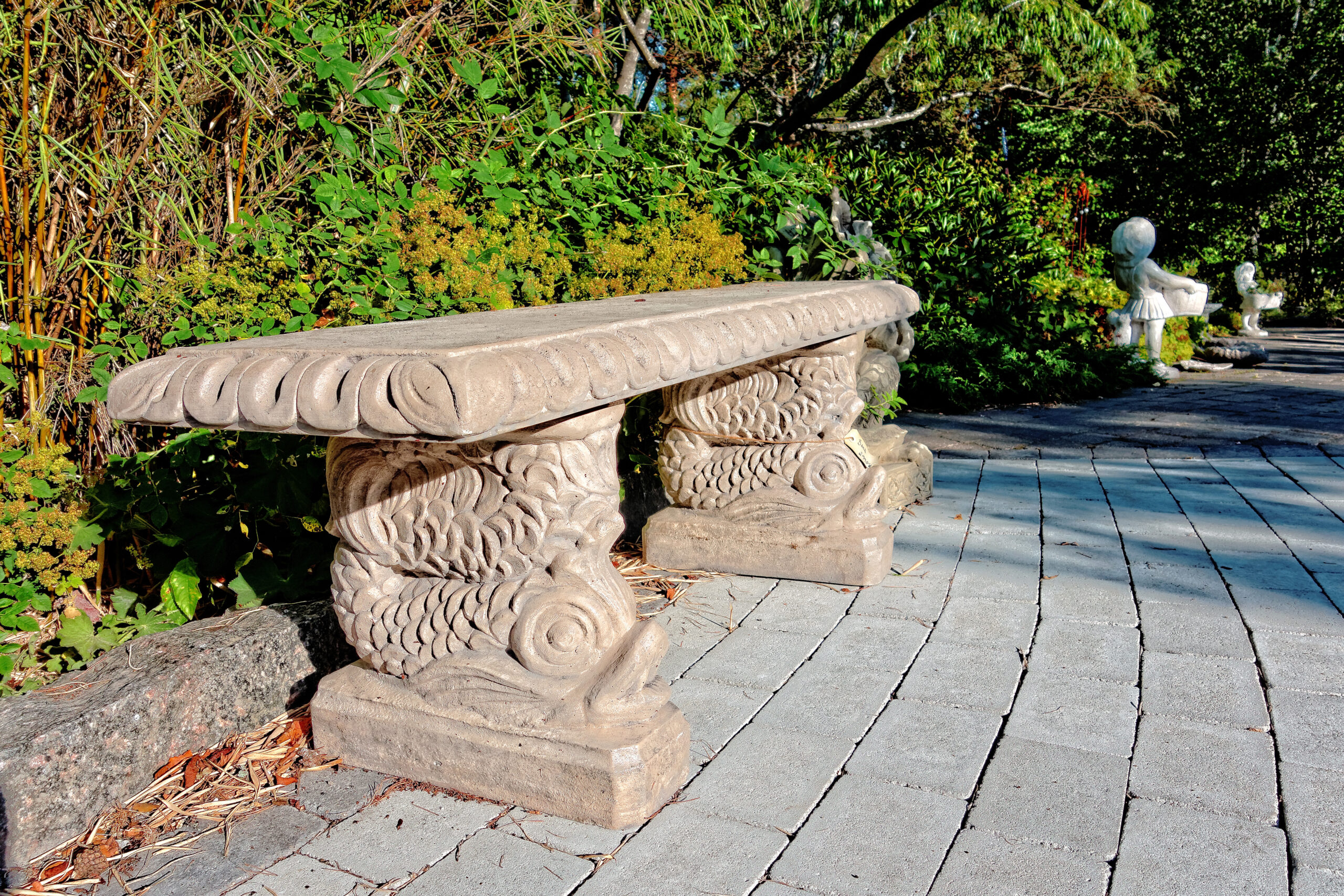 Ławka ogrodowa kamienna stylowa prosta z rybami